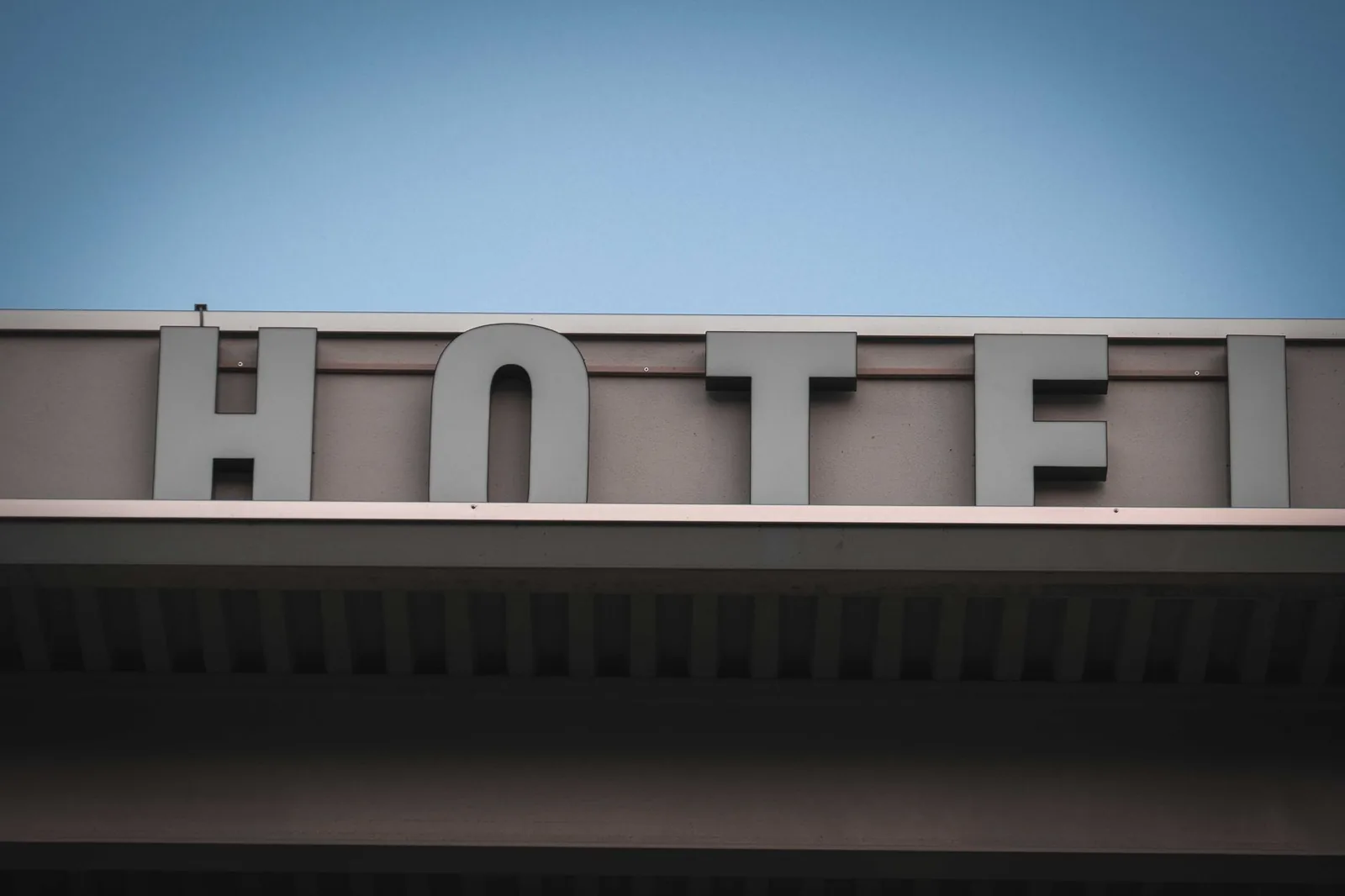 Hotel booking cancellation fee policy terms on a reservation confirmation