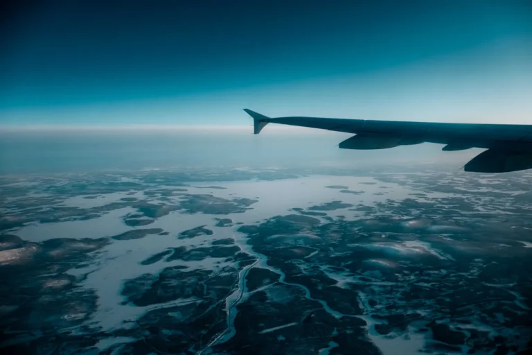 Red Eye Flight vs Day Flight: Which One Should You Book?